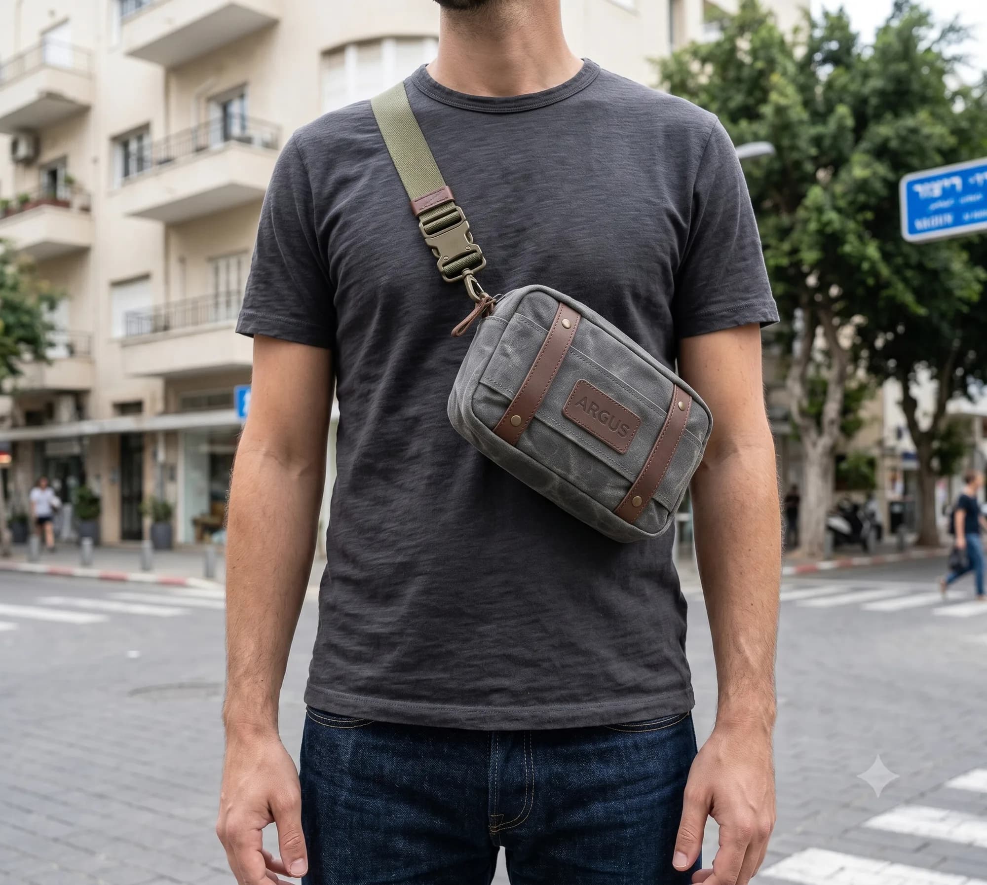 אדם נושא את ARGUS Micro ברחוב תל אביבי